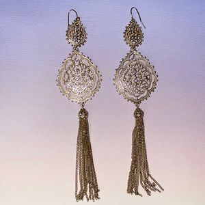 So cute dangling earrings ⭐️